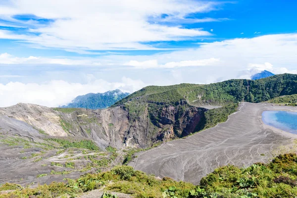 コスタリカの火口湖とイラス火山 — ストック写真