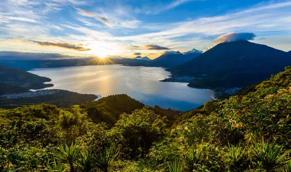 Sunrise sabah volkanlar San Pedro, Toliman ve Atitlan lake Atitlan, Guatemala için Manzaralı.