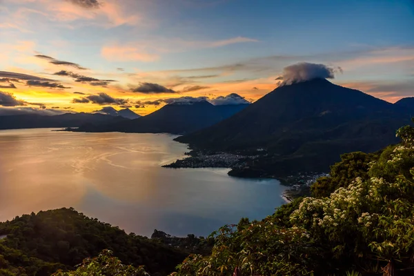 Ανατολή Ηλίου Πρωί Θέα Ηφαίστεια San Pedro Toliman Και Atitlan — Φωτογραφία Αρχείου