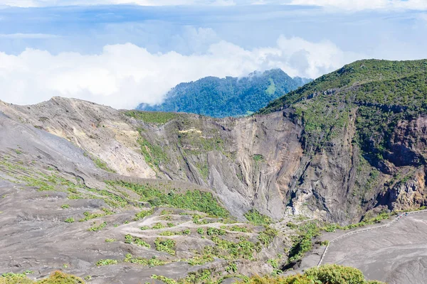 コスタリカの火口湖とイラス火山 — ストック写真