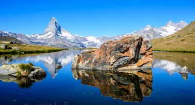 Matterhorn - Zermatt, İsviçre yansıması ile Stellisee Gölü