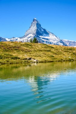 Lake Leisee peyzaj, Zermatt, İsviçre Alplerinin ortasından Matterhorn Dağ Manzaralı.