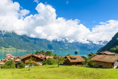 Köy Iseltwald adlı göl Brienz, Interlaken, İsviçre.