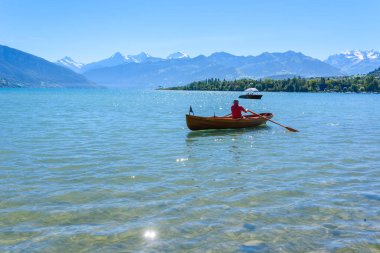 Dağ manzarası, İsviçre için panoramik manzaralı Thuner lake Thun adlı.