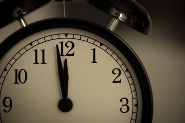 Çalar saat izle gri arka plan üzerinde