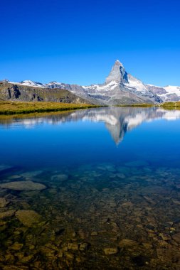 Matterhorn - Zermatt, İsviçre yansıması ile Stellisee Gölü