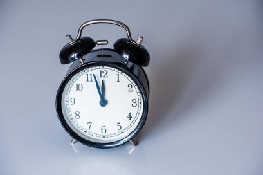 Çalar saat izle gri arka plan üzerinde