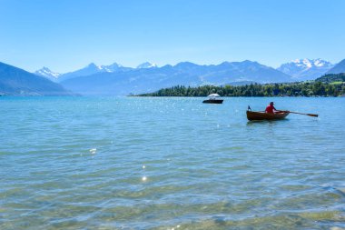 Dağ manzarası, İsviçre için panoramik manzaralı Thuner lake Thun adlı.