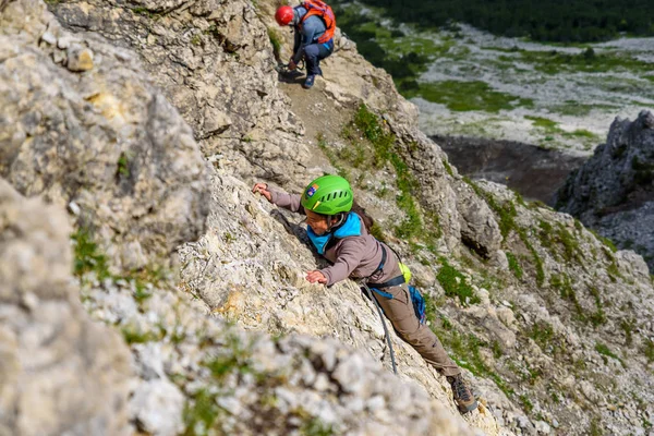 Hiker Klättring Berg Alperna Europa — Stockfoto