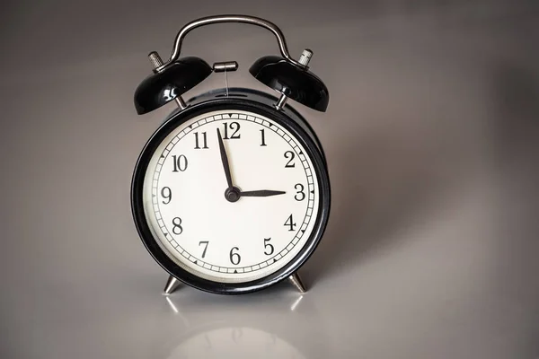 Alarm Clock Horloge Grijze Achtergrond — Stockfoto