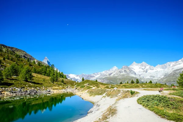 Gruensee Zelené Jezero Výhledem Horu Matterhorn Trekking Horách Poblíž Zermatt — Stock fotografie