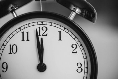 Çalar saat izle gri arka plan üzerinde