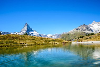 Lake Leisee peyzaj, Zermatt, İsviçre Alplerinin ortasından Matterhorn Dağ Manzaralı.