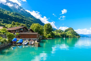 Köy Iseltwald adlı göl Brienz, Interlaken, İsviçre.