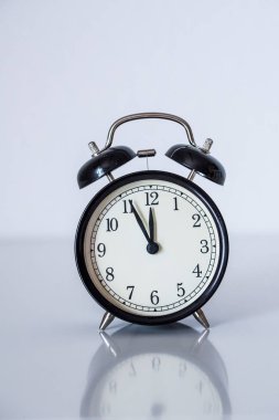 Çalar saat izle gri arka plan üzerinde