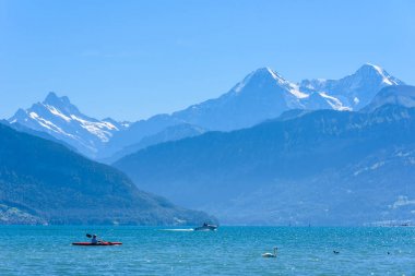 Dağ manzarası, İsviçre için panoramik manzaralı Thuner lake Thun adlı.
