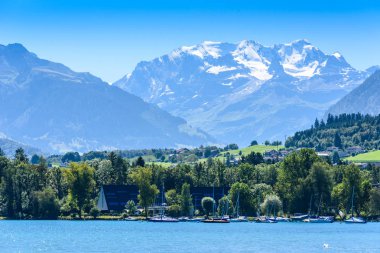 Dağ manzarası, İsviçre için panoramik manzaralı Thuner lake Thun adlı.