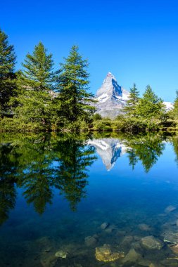 Grindjisee Gölü, Zermatt, İsviçre Matterhorn yansıması ile.