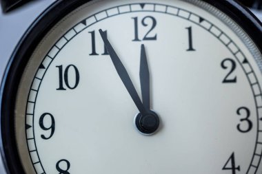 Çalar saat izle gri arka plan üzerinde