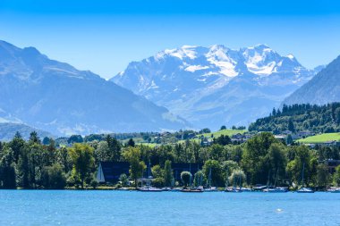 Dağ manzarası, İsviçre için panoramik manzaralı Thuner lake Thun adlı.