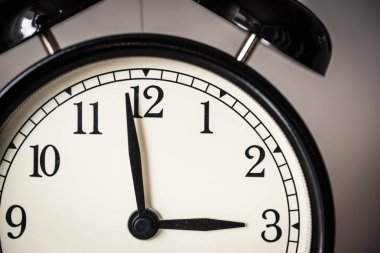 Çalar saat izle gri arka plan üzerinde