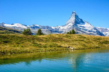 Lake Leisee peyzaj, Zermatt, İsviçre Alplerinin ortasından Matterhorn Dağ Manzaralı.