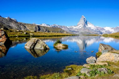 Matterhorn - Zermatt, İsviçre yansıması ile Stellisee Gölü
