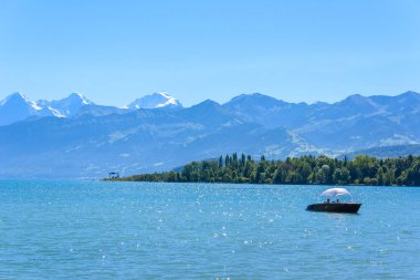 Dağ manzarası, İsviçre için panoramik manzaralı Thuner lake Thun adlı.