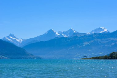 Dağ manzarası, İsviçre için panoramik manzaralı Thuner lake Thun adlı.