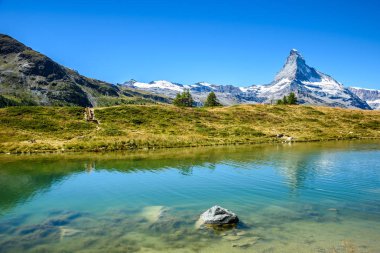 Lake Leisee peyzaj, Zermatt, İsviçre Alplerinin ortasından Matterhorn Dağ Manzaralı.