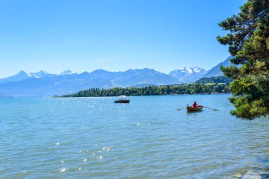 Dağ manzarası, İsviçre için panoramik manzaralı Thuner lake Thun adlı.