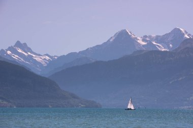 Thuner lake Thun adlı dağ, İsviçre için panoramik manzaralı.