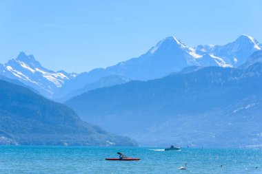 Dağ manzarası, İsviçre için panoramik manzaralı Thuner lake Thun adlı.