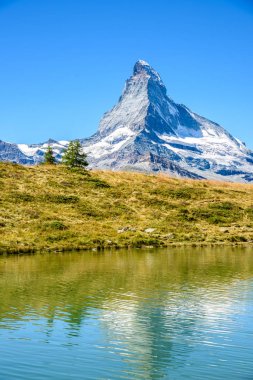 Lake Leisee peyzaj, Zermatt, İsviçre Alplerinin ortasından Matterhorn Dağ Manzaralı.