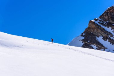 İsviçre - Aletsch Buzulu dağlarında buzul üzerinde buz tırmanışı