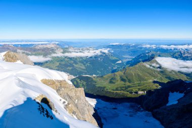 Jungfraujoch platformdan Lauterbrunnen, Bernese Alps, İsviçre'ye görüntülemek.
