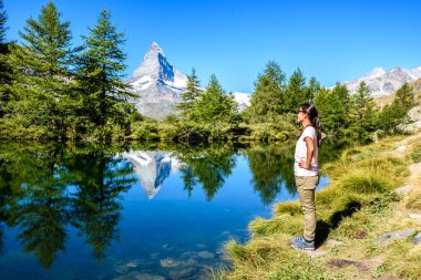 Matterhorn, Zermatt, İsviçre yansıması ile kadın Grindjisee Gölü yan görünüm.