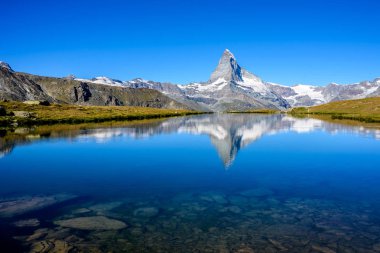 Stellisee gölde Matterhorn, Zermatt, İsviçre.
