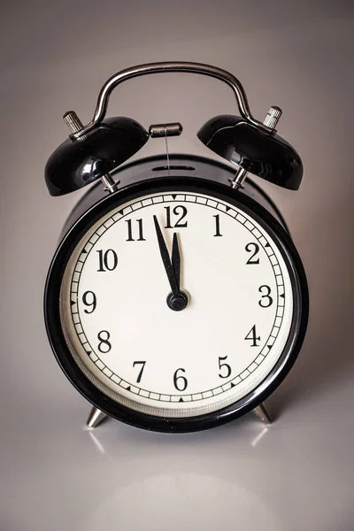 Alarm Clock Horloge Grijze Achtergrond — Stockfoto