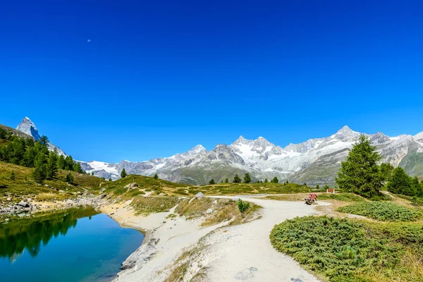 Gruensee Lago Verde Com Vista Para Montanha Matterhorn Trekking Montanhas — Fotografia de Stock