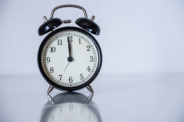 Alarm Clock Horloge Grijze Achtergrond — Stockfoto