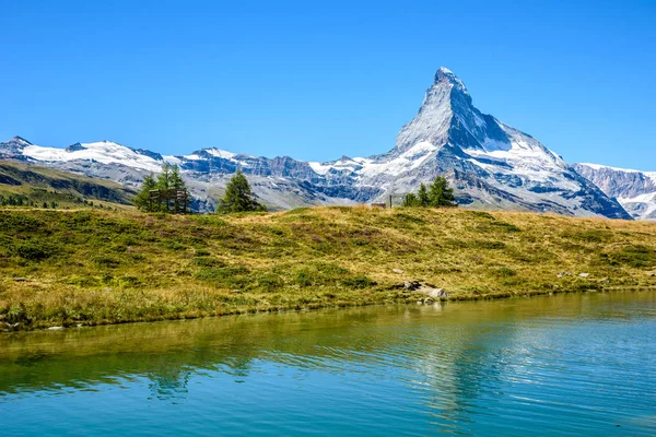 Jezero Leisee Výhledem Horu Matterhorn Krajině Alp Zermatt Švýcarsko — Stock fotografie