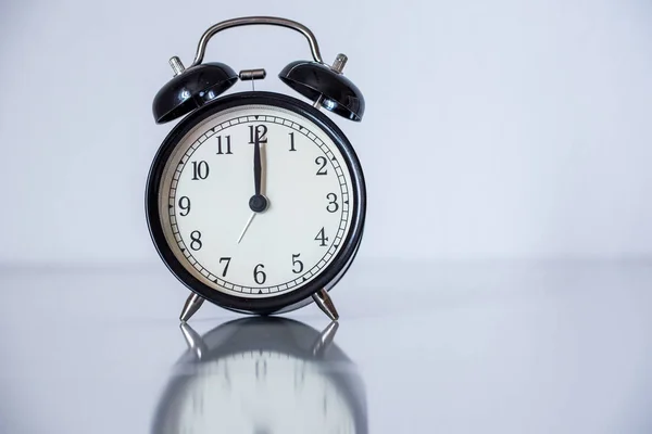 Alarm Clock Horloge Grijze Achtergrond — Stockfoto