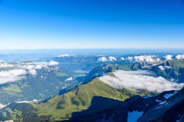 Jungfraujoch platformdan Lauterbrunnen, Bernese Alps, İsviçre'ye görüntülemek.