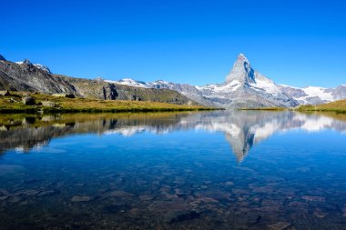 Stellisee gölde Matterhorn, Zermatt, İsviçre.