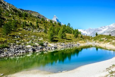 Gruensee (yeşil göl) Matterhorn dağ, Zermatt, İsviçre için Manzaralı.