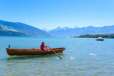 Dağ manzarası, İsviçre için panoramik manzaralı Thuner lake Thun adlı.