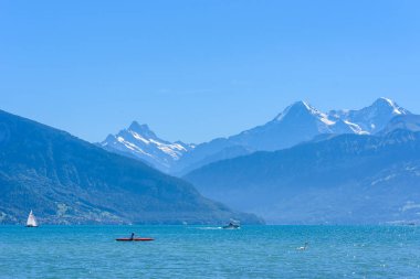 Dağ manzarası, İsviçre için panoramik manzaralı Thuner lake Thun adlı.
