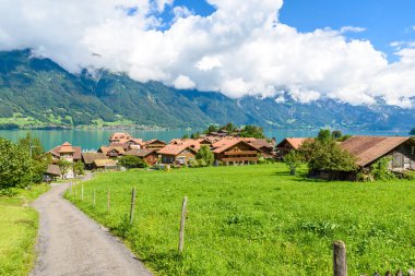 Köy Iseltwald adlı göl Brienz, Interlaken, İsviçre.