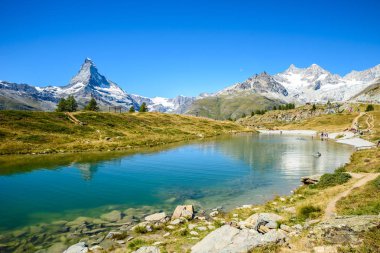 Lake Leisee peyzaj, Zermatt, İsviçre Alplerinin ortasından Matterhorn Dağ Manzaralı.